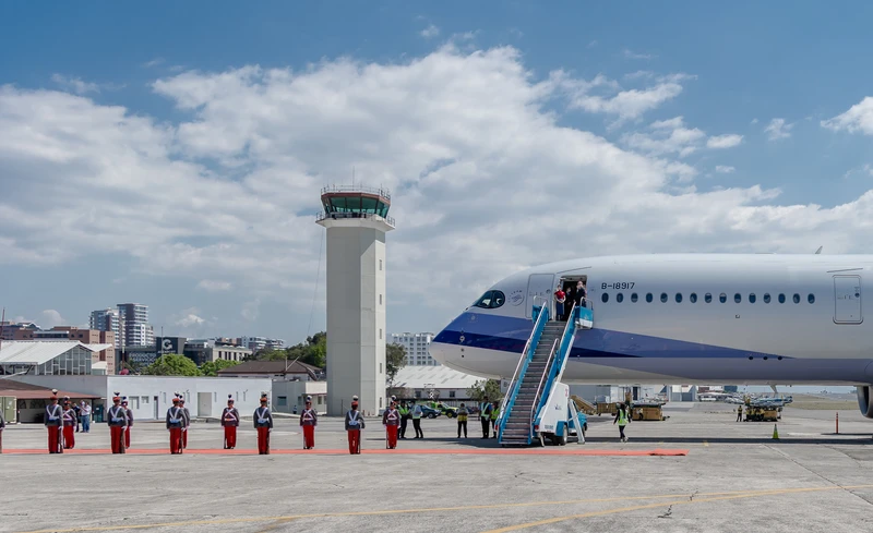 Torre de control del aeropuerto Internacional La Aurora. Foto: MHernandez